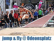 Beim Jump & Fly Munich 2012 treten am 05.06.2012 Stabhochspringer, Weitspringerinnen und Weitspringer auf dem Odeonsplatz an (©Foto. Martin Schmitz)